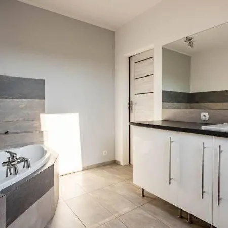 Vakantiehuis Komfortowy Dom Caloroczny - Sauna, Jacuzzi, Bilard