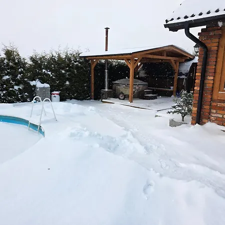 Vakantiehuis Komfortowy Dom Caloroczny - Sauna, Jacuzzi, Bilard